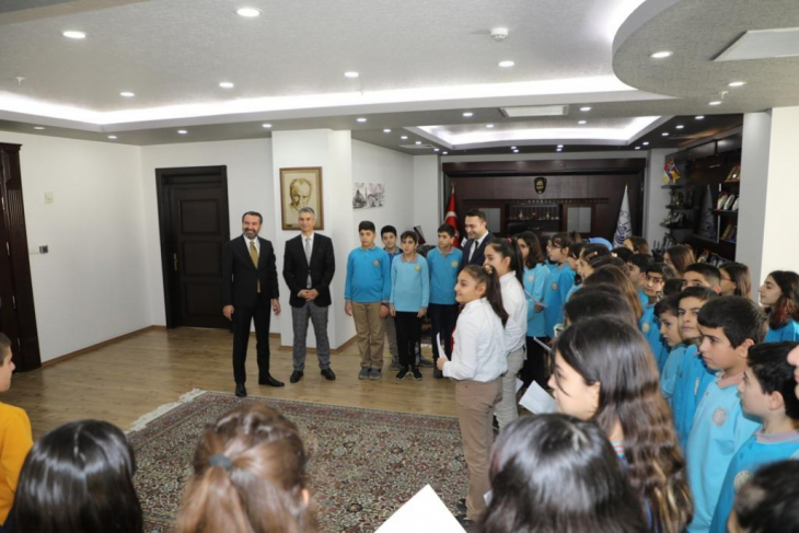 Şehit Hasan Halit Küçük Ortaokulu öğrencilerinden Başkan Şerifoğulları'na anlamlı ziyaret