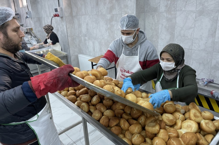 Gönüllü Öğretmenler depremzedeler için ekmek ve çorba pişiriyor 