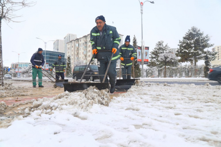 Elazığ Belediyesi karla mücadele çalışmalarına devam ediyor 