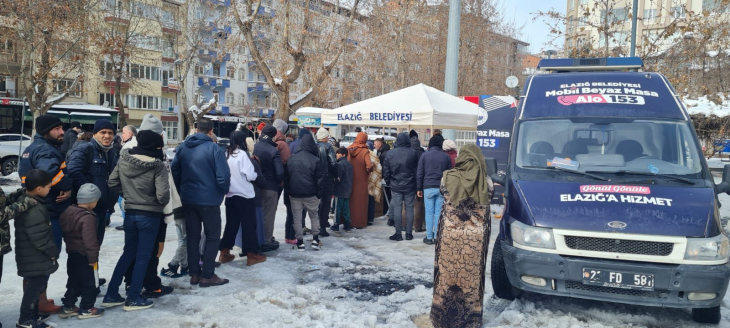 Elazığ Belediyesi yaşanan felaketin ardından vatandaşlara desteğini sürdürüyor