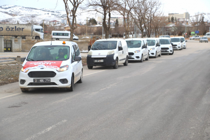 Elazığ Belediyesi yaşanan felaketin ardından vatandaşlara desteğini sürdürüyor
