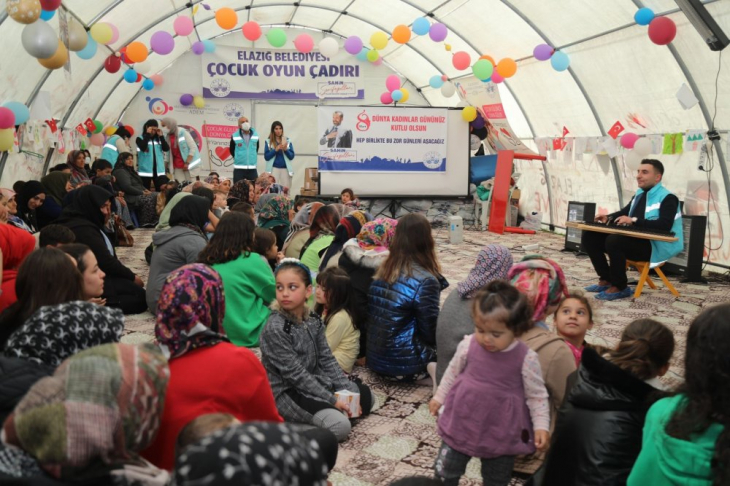 Elazığ Belediyesi depremzede kadınları yalnız bırakmadı 