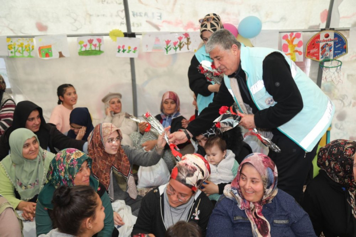 Elazığ Belediyesi depremzede kadınları yalnız bırakmadı 