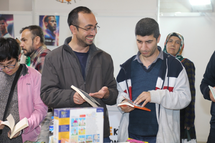 Özel Gereksinimli Bireyler, Elazığ Belediyesi Kitap Fuarı'nı ziyaret ettiler