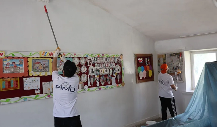Fırat Üniversitesi öğrencileri köy okulunu onarıp boyadı