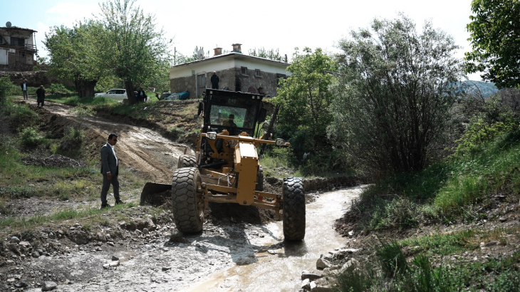 Köy yollarında reglaj çalışmaları devam ediyor