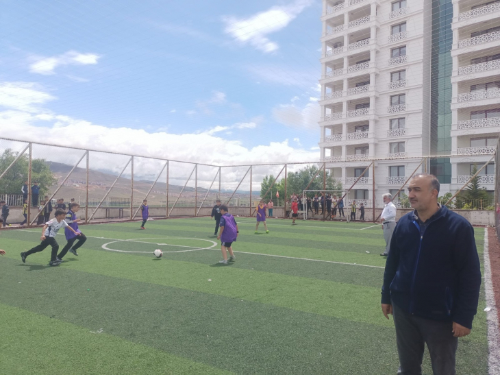 Cumhuriyet Ortaokulu Geleneksel Futbol Turnuvası başladı
